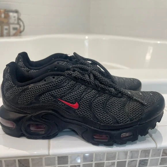 Nike Kids Black and Red Sneakers - Picture 1 of 5